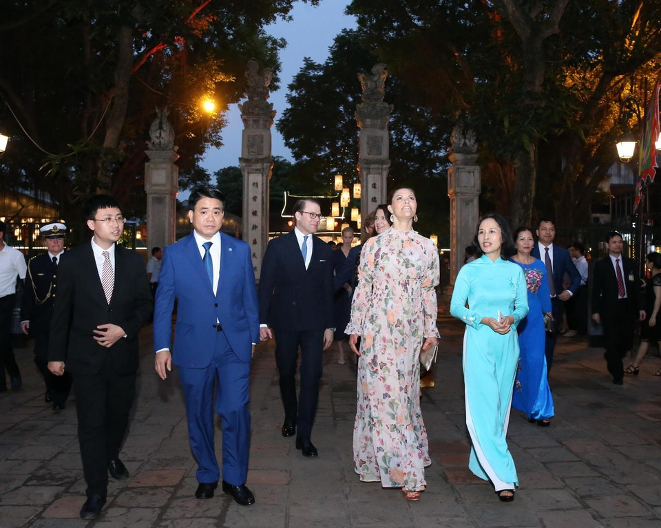 Chủ tịch Ủy ban nhân dân thành phố Hà Nội Nguyễn Đức Chung cùng Công chúa kế vị Thụy Điển Victoria Ingrid Alice Desiree và Phu quân tham quan khu di tích Văn Miếu-Quốc Tử Giám. (Ảnh: Lâm Khánh/TTXVN)