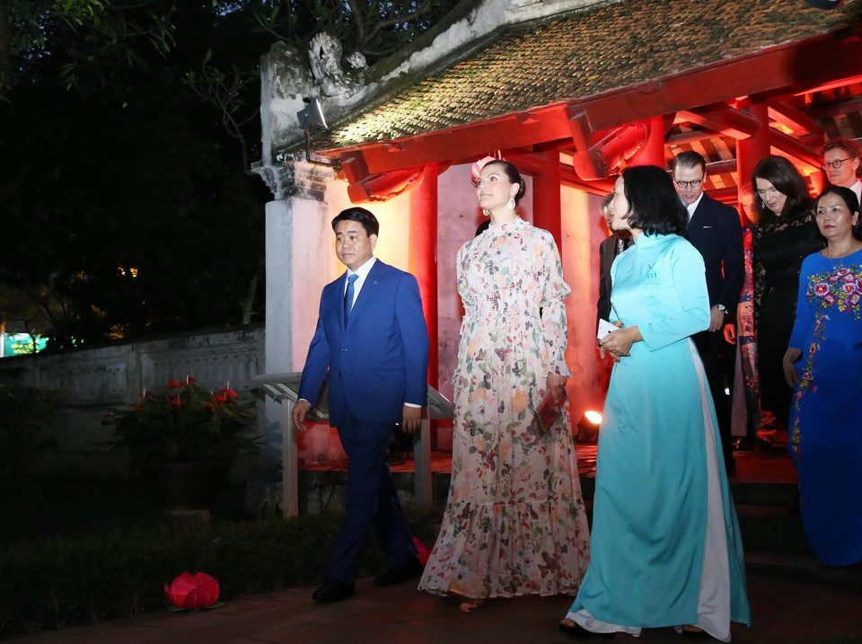 Chủ tịch Ủy ban nhân dân thành phố Hà Nội Nguyễn Đức Chung cùng Công chúa kế vị Thụy Điển Victoria Ingrid Alice Desiree tham quan khu di tích Văn Miếu-Quốc Tử Giám. (Ảnh: Lâm Khánh/TTXVN)