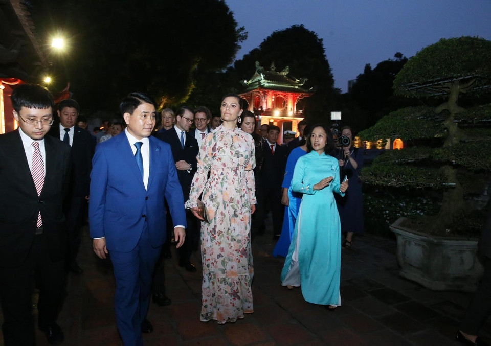 Chủ tịch Ủy ban nhân dân thành phố Hà Nội Nguyễn Đức Chung cùng Công chúa kế vị Thụy Điển Victoria Ingrid Alice Desiree tham quan khu di tích Văn Miếu-Quốc Tử Giám. (Ảnh: Lâm Khánh/TTXVN)