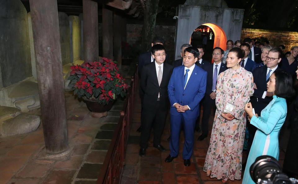 Chủ tịch Ủy ban nhân dân thành phố Hà Nội Nguyễn Đức Chung cùng Công chúa kế vị Thụy Điển Victoria Ingrid Alice Desiree tham quan khu bia tiến sỹ thuộc khu di tích Văn Miếu-Quốc Tử Giám. (Ảnh: Lâm Khánh/TTXVN)