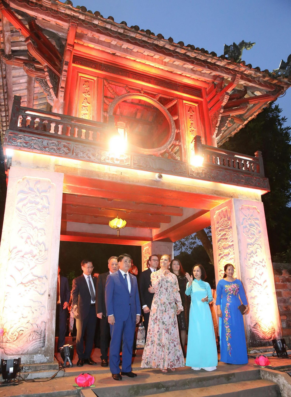 Chủ tịch Ủy ban nhân dân thành phố Hà Nội Nguyễn Đức Chung cùng Công chúa kế vị Thụy Điển Victoria Ingrid Alice Desiree tham quan Khuê Văn Các thuộc khu di tích Văn Miếu-Quốc Tử Giám, biểu tượng của Thủ đô Hà Nội. (Ảnh: Lâm Khánh/TTXVN)