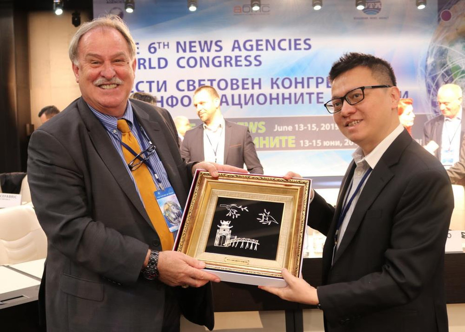 Ngày 14/6, trong khuôn khổ Đại hội Các hãng thông tấn Toàn thế giới (NAWC) lần thứ 6, Phó Tổng Giám đốc Lê Quốc Minh trao quà tặng lưu niệm của TTXVN cho Tổng Giám đốc hãng thông tấn BTA (Bulgaria) Maxim Minchev. (Ảnh: Ngọc Biên/TTXVN)