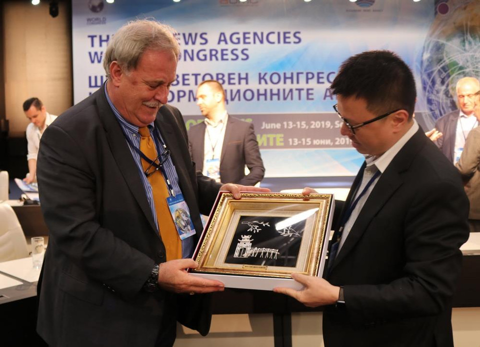 Phó Tổng Giám đốc Lê Quốc Minh trao quà tặng lưu niệm của TTXVN cho Tổng Giám đốc hãng thông tấn BTA (Bulgaria) Maxim Minchev. (Ảnh: Ngọc Biên/TTXVN)