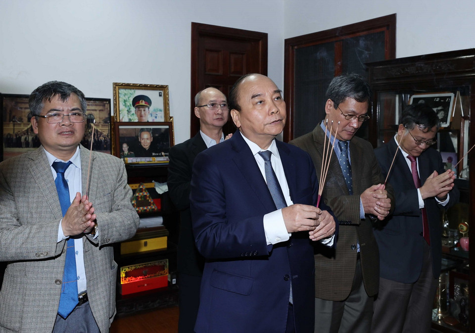 Thủ tướng Nguyễn Xuân Phúc dâng hương, tưởng nhớ Thủ tướng Phạm Văn Đồng. (Ảnh: Thống Nhất/TTXVN)