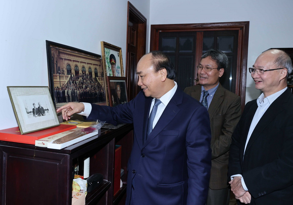 Thủ tướng Nguyễn Xuân Phúc xem những vật phẩm, hình ảnh về Thủ tướng Phạm Văn Đồng. (Ảnh: Thống Nhất/TTXVN)