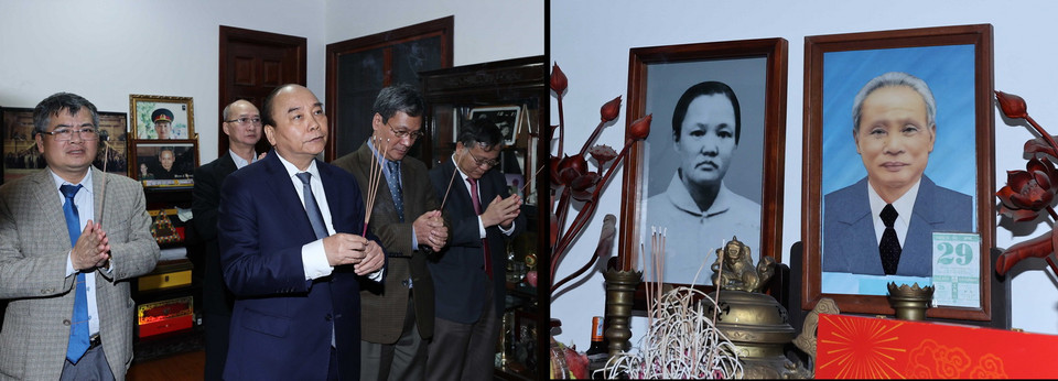 Thủ tướng Nguyễn Xuân Phúc dâng hương, tưởng nhớ Thủ tướng Phạm Văn Đồng. (Ảnh: Thống Nhất/TTXVN)