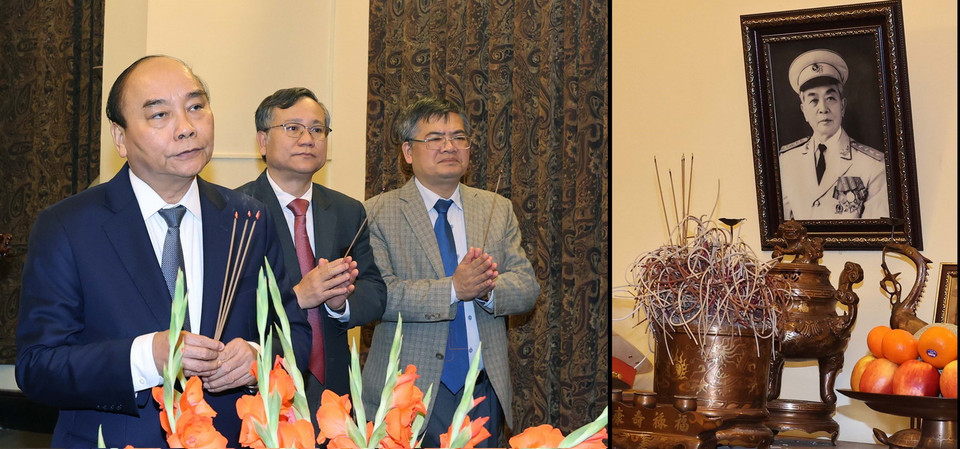 Thủ tướng Nguyễn Xuân Phúc dâng hương, tưởng nhớ Đại tướng Võ Nguyên Giáp. (Ảnh: Thống Nhất/TTXVN)