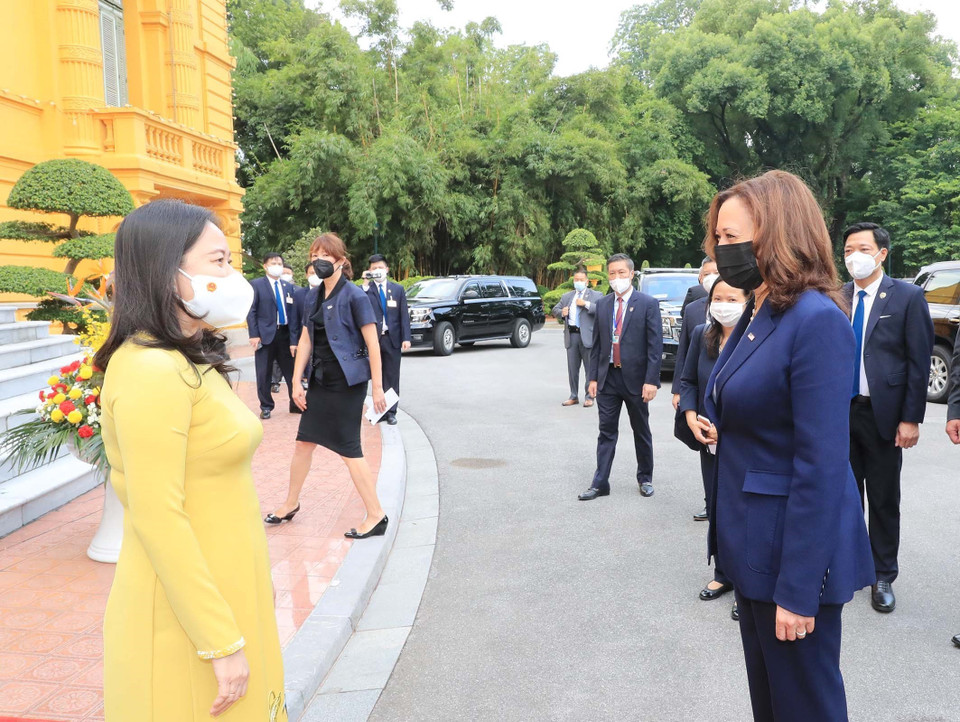 Phó Chủ tịch nước Võ Thị Ánh Xuân đón Phó Tổng thống Hoa Kỳ Kamala Harris. (Ảnh: Trọng Đức/TTXVN)