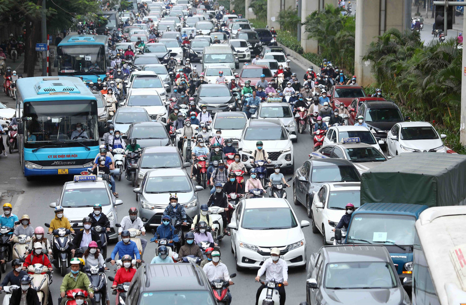 Sáng 13/4, lượng phương tiện giao thông tăng đột biến tại nhiều tuyến phố dẫn tới xảy ra cảnh ùn tắc kéo dài. Dòng xe kéo dài tại đường Trần Phú (Hà Đông). (Ảnh: Phạm Kiên/TTXVN)