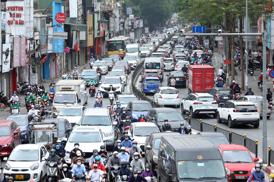 Cảnh ùn tắc kéo dài tại phố Chùa Bộc. (Ảnh: Phạm Kiên/TTXVN)