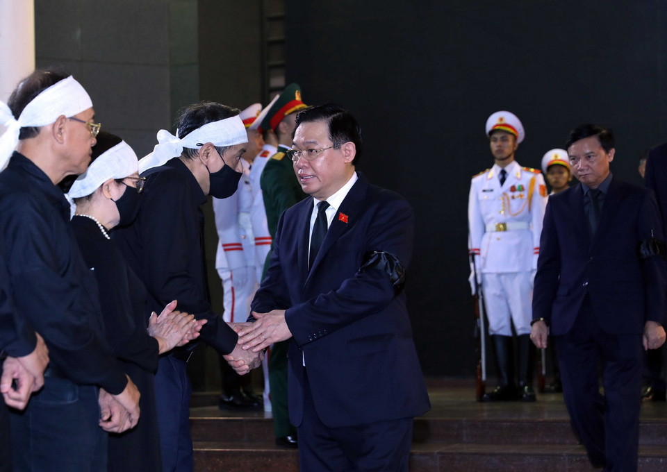 Chủ tịch Quốc hội Vương Đình Huệ chia buồn cùng gia đình ông Nguyễn Khánh. (Ảnh: An Đăng/TTXVN)