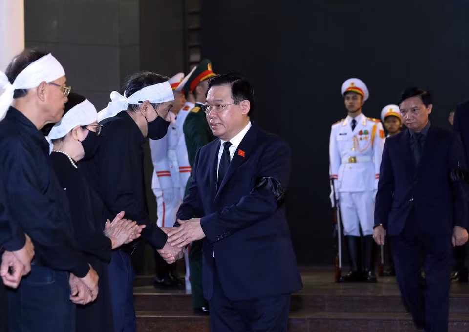 Chủ tịch Quốc hội Vương Đình Huệ chia buồn cùng gia đình ông Nguyễn Khánh. (Ảnh: An Đăng/TTXVN)