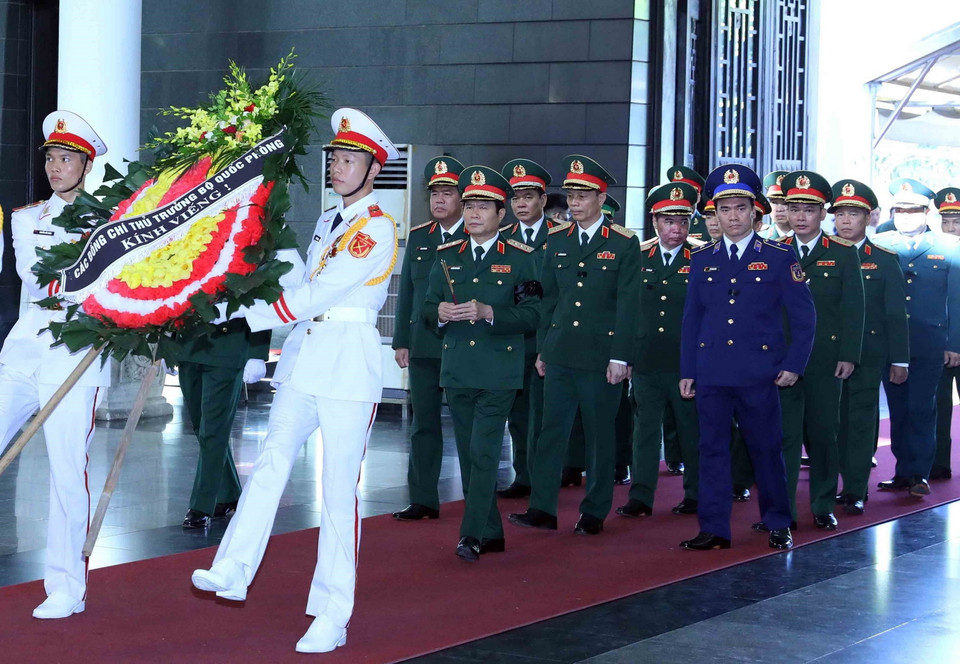 Đoàn đại biểu Quân ủy Trung ương-Bộ Quốc phòng đến viếng ông Nguyễn Khánh. (Ảnh: An Đăng/TTXVN)