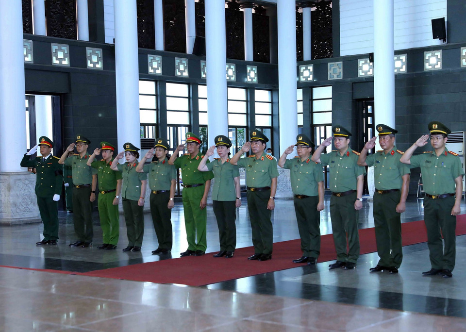 Đoàn đại biểu Công an Trung ương-Bộ Công an đến viếng ông Nguyễn Khánh. (Ảnh: An Đăng/TTXVN)