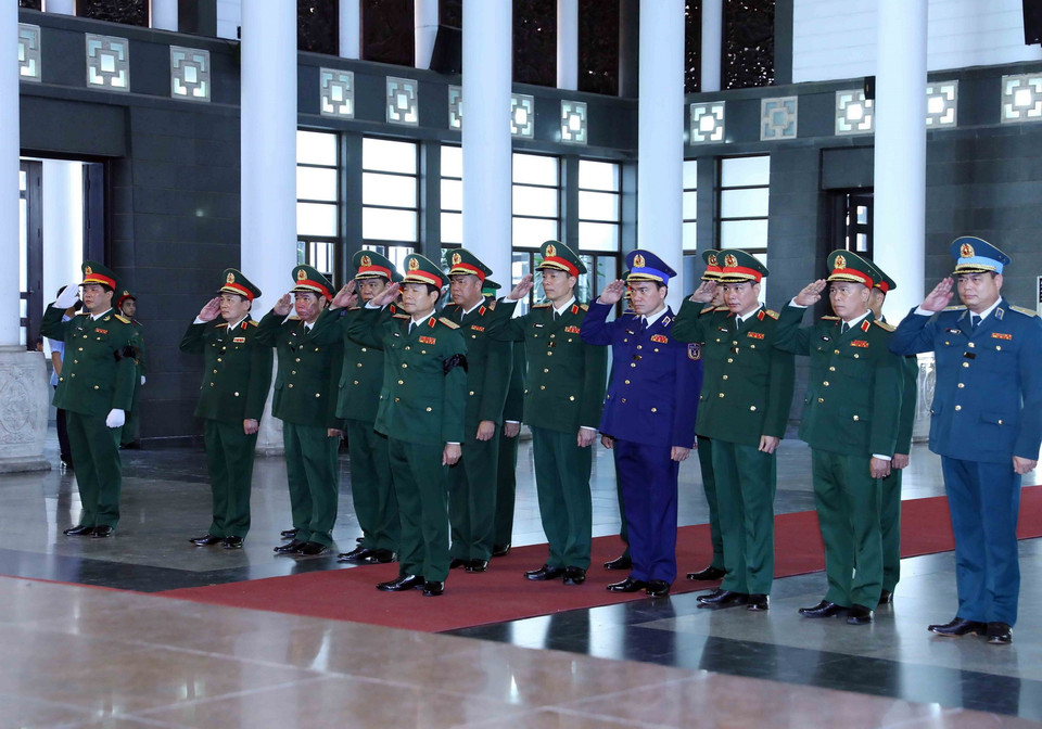 Đoàn đại biểu Quân ủy Trung ương-Bộ Quốc phòng đến viếng ông Nguyễn Khánh. (Ảnh: An Đăng/TTXVN)