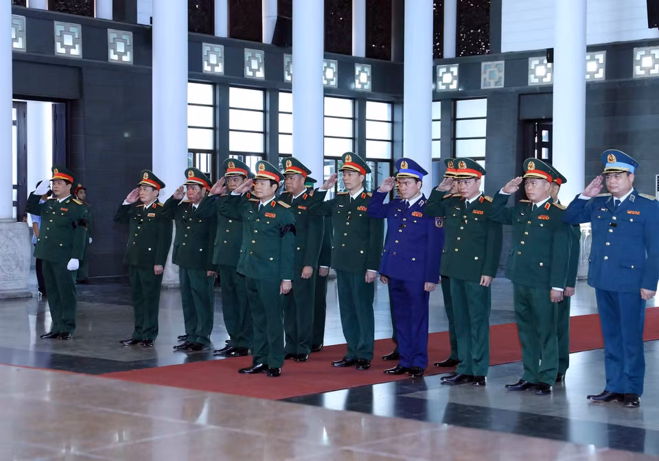 Đoàn đại biểu Quân ủy Trung ương-Bộ Quốc phòng đến viếng ông Nguyễn Khánh. (Ảnh: An Đăng/TTXVN)