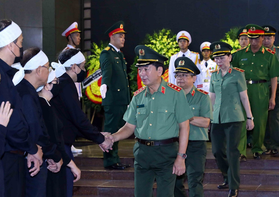 Thượng tướng Trần Quốc Tỏ, Thứ trưởng Bộ Công an chia buồn cùng gia đình ông Nguyễn Khánh. (Ảnh: An Đăng/TTXVN)