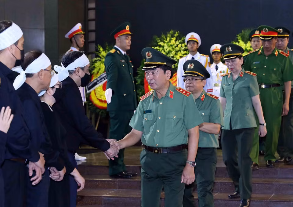 Thượng tướng Trần Quốc Tỏ, Thứ trưởng Bộ Công an chia buồn cùng gia đình ông Nguyễn Khánh. (Ảnh: An Đăng/TTXVN)
