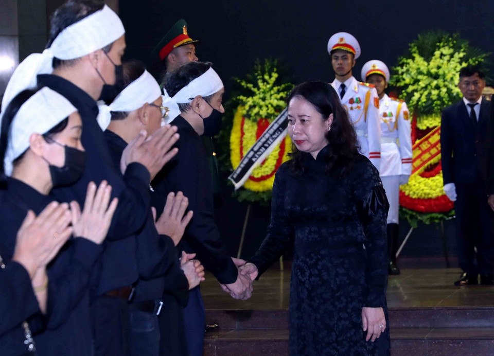 Phó Chủ tịch nước Võ Thị Ánh Xuân chia buồn cùng gia đình ông Nguyễn Khánh. (Ảnh: An Đăng/TTXVN)