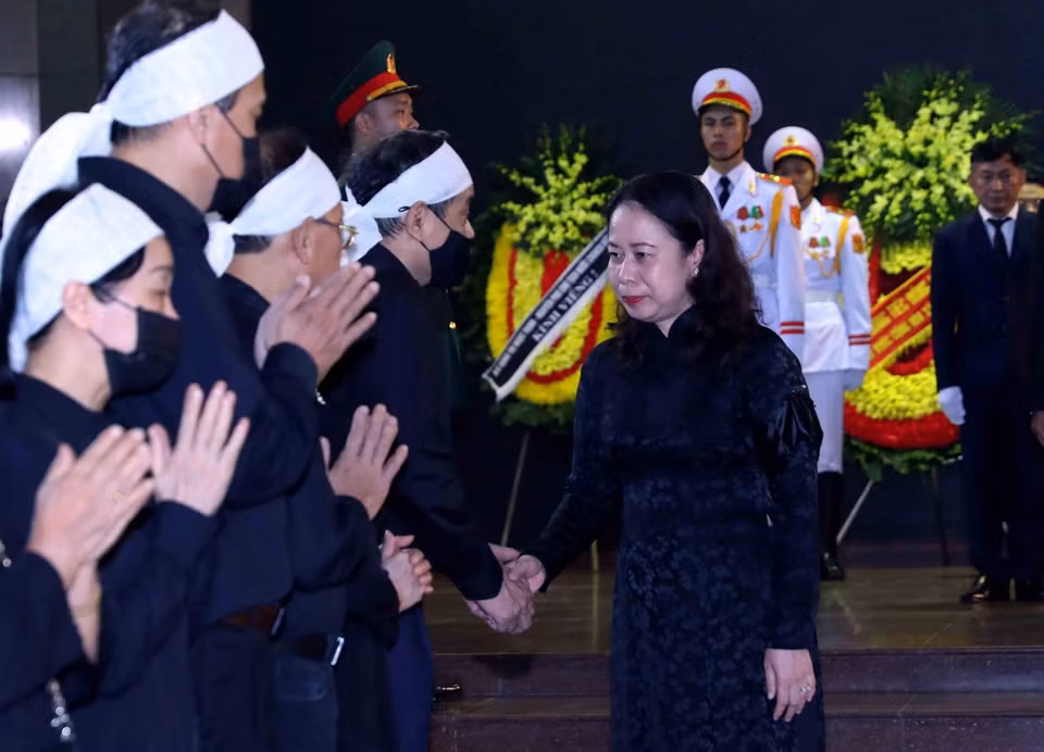 Phó Chủ tịch nước Võ Thị Ánh Xuân chia buồn cùng gia đình ông Nguyễn Khánh. (Ảnh: An Đăng/TTXVN)