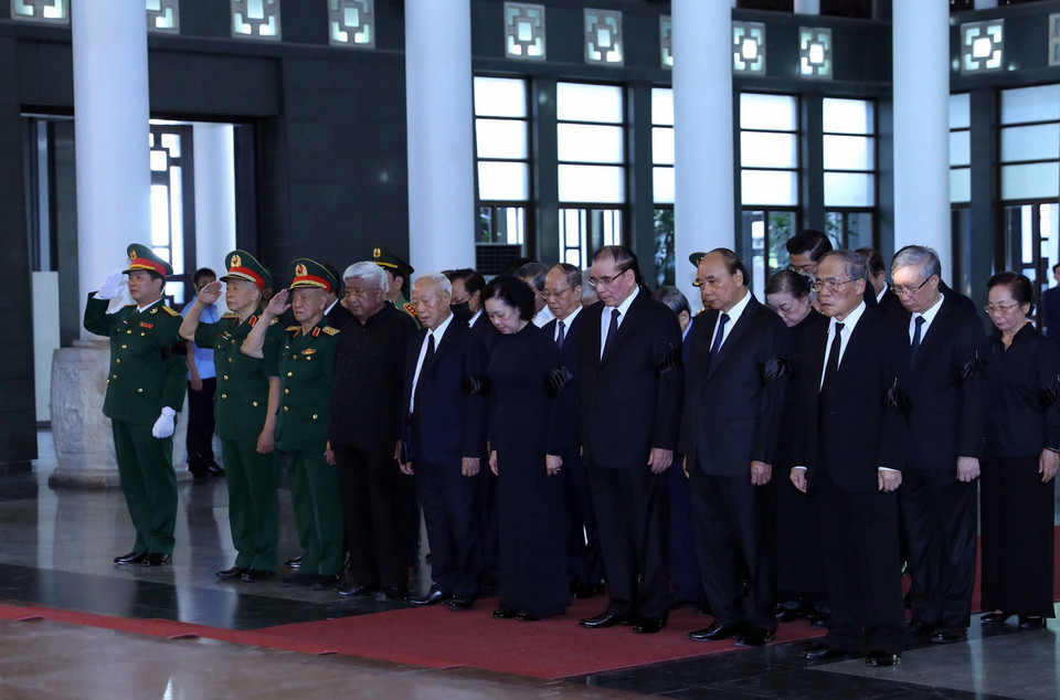 Đoàn đại biểu Ban Chấp hành Trung ương Đảng do bà Trương Thị Mai, Ủy viên Bộ Chính trị, Thường trực Ban Bí thư, Trưởng Ban Tổ chức Trung ương dẫn đầu viếng ông Nguyễn Khánh. (Ảnh: An Đăng/TTXVN)
