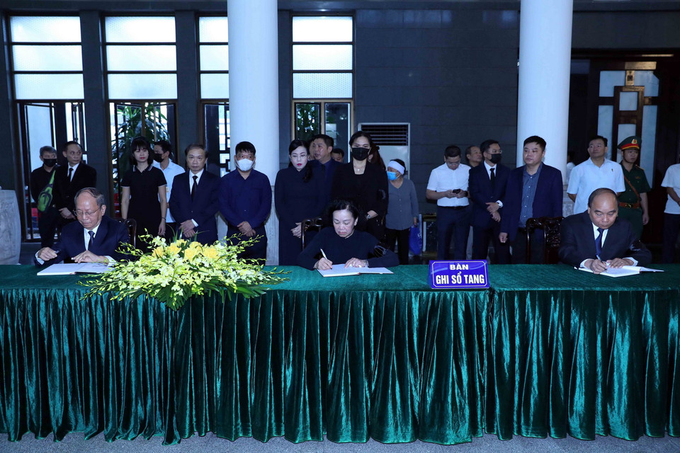 Bà Trương Thị Mai, Ủy viên Bộ Chính trị, Thường trực Ban Bí thư, Trưởng Ban Tổ chức Trung ương cùng các vị nguyên lãnh đạo Đảng và Nhà nước ghi sổ tang. (Ảnh: An Đăng/TTXVN)