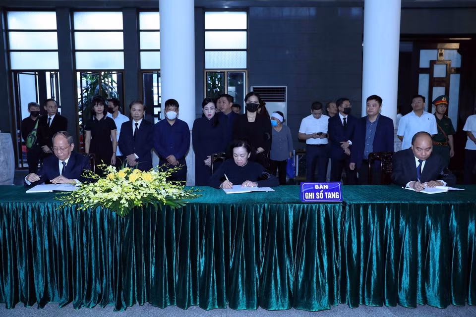 Bà Trương Thị Mai, Ủy viên Bộ Chính trị, Thường trực Ban Bí thư, Trưởng Ban Tổ chức Trung ương cùng các vị nguyên lãnh đạo Đảng và Nhà nước ghi sổ tang. (Ảnh: An Đăng/TTXVN)