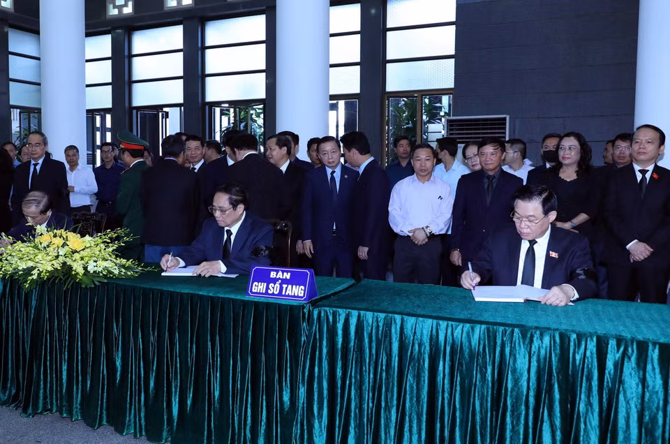 Chủ tịch Quốc hội Vương Đình Huệ và Thủ tướng Chính phủ Phạm Minh Chính ghi sổ tang. (Ảnh: An Đăng/TTXVN)