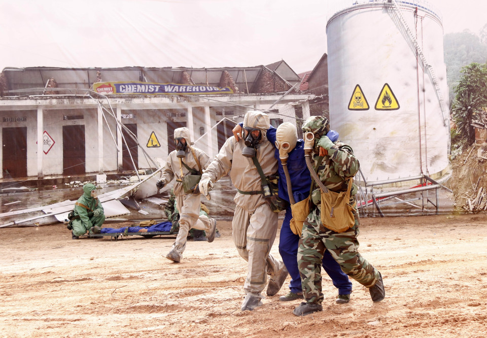 Lực lượng phòng hóa của Việt Nam cứu người dân bị ảnh hưởng của rò rỉ khí độc trong một tình huống giả định tại buổi diễn tập. (Ảnh: Phạm Kiên/TTXVN)