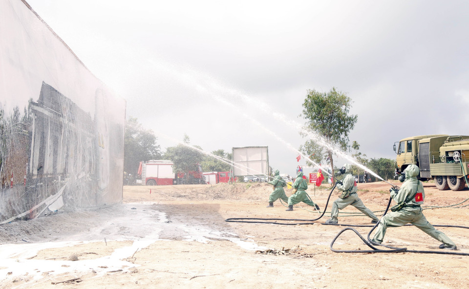 Lực lượng phòng hóa của Việt Nam phun thuốc khử độc tại một vụ rò rỉ khí độc trong một tình huống giả định tại buổi diễn tập. (Ảnh: Phạm Kiên/TTXVN)