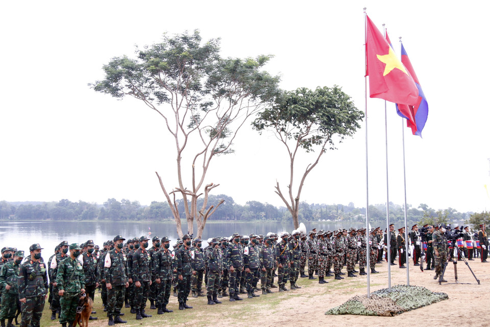 Gần 500 cán bộ, chiến sỹ của quân đội ba nước Việt Nam-Lào-Campuchia tham gia buổi diễn tập. (Ảnh: Bá Thành/TTXVN)