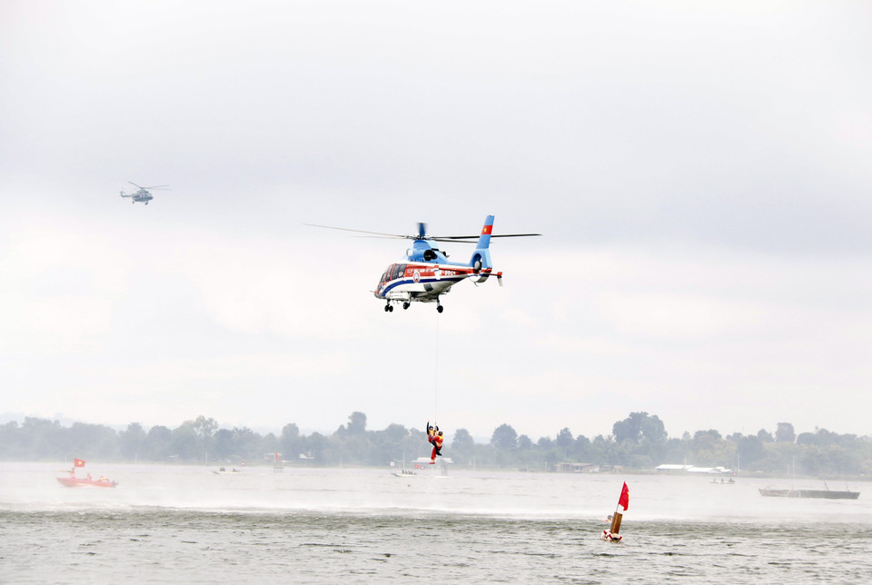 Trực thăng của Việt Nam tham gia cứu hộ trong một tình huống giả định tại buổi diễn tập. (Ảnh: Phạm Kiên/TTXVN)