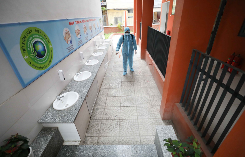  Các trường đều bố trí khu rửa tay riêng biệt với nước sạch, xà phòng để học sinh thường xuyên rửa tay khi đi học lại. (Ảnh: Thanh Tùng/TTXVN)
