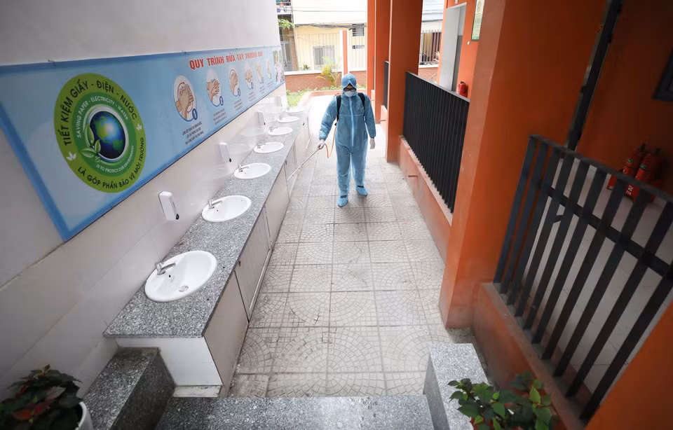  Các trường đều bố trí khu rửa tay riêng biệt với nước sạch, xà phòng để học sinh thường xuyên rửa tay khi đi học lại. (Ảnh: Thanh Tùng/TTXVN)
