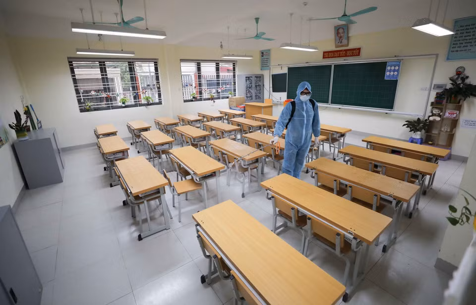 Trường Tiểu học Thanh Trì (quận Hoàng Mai) tiến hành phun khử trùng toàn bộ khuôn viên trường, lớp trong ngày 27/2. (Ảnh: Thanh Tùng/TTXVN)