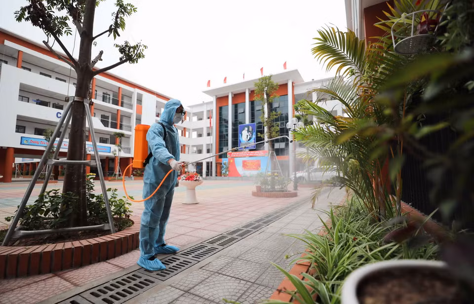 Trường Tiểu học Thanh Trì (quận Hoàng Mai) tiến hành phun khử trùng toàn bộ khuôn viên trường, lớp trong ngày 27/2. (Ảnh: Thanh Tùng/TTXVN)