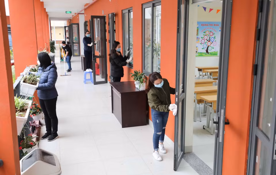 Giáo viên trường Tiểu học Thanh Trì (quận Hoàng Mai) vệ sinh, khử khuẩn trường, lớp. (Ảnh: Thanh Tùng/TTXVN)