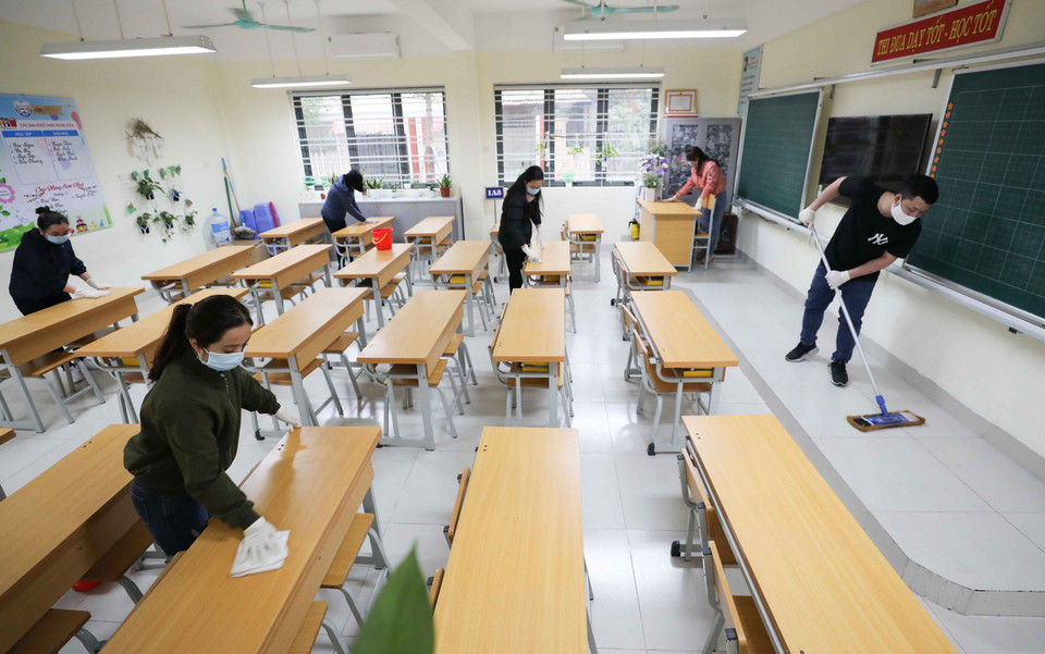 Giáo viên trường Tiểu học Thanh Trì (quận Hoàng Mai) vệ sinh, khử khuẩn trường, lớp. (Ảnh: Thanh Tùng/TTXVN)