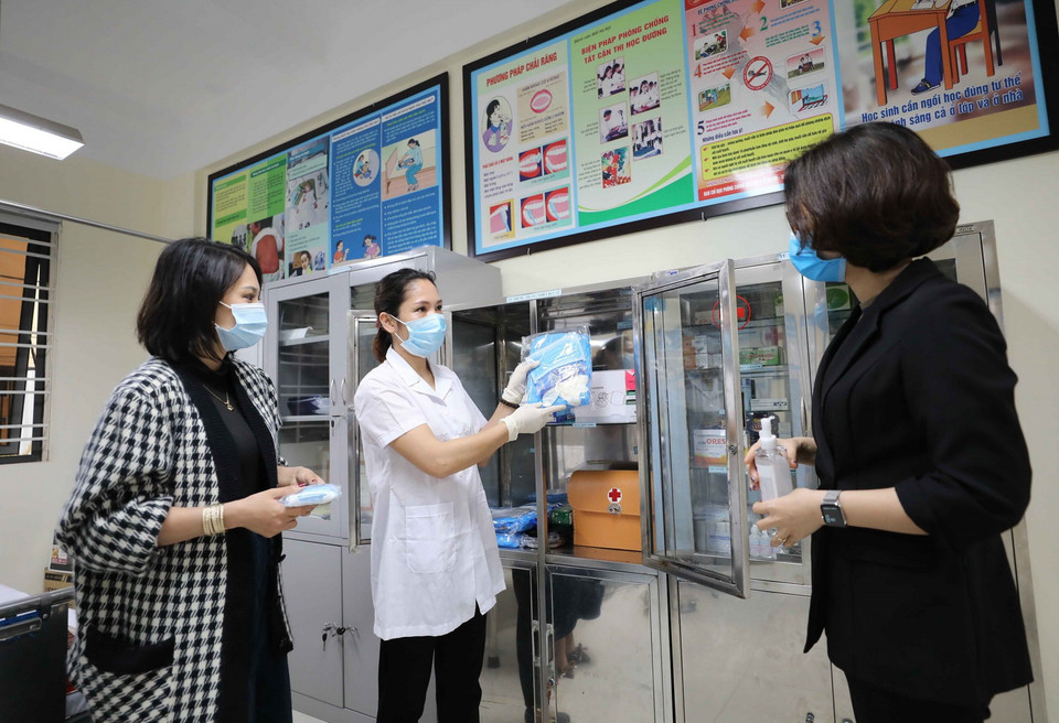  Phòng Y tế trường Tiểu học Thanh Trì (quận Hoàng Mai) đã chuẩn bị đầy đủ vật dụng, thuốc men và các thiết bị y tế cần thiết khác. (Ảnh: Thanh Tùng/TTXVN)