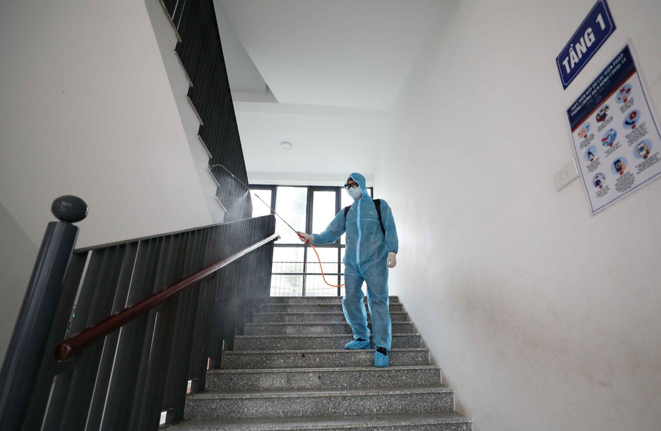 Trường Tiểu học Thanh Trì (quận Hoàng Mai) tiến hành phun khử trùng toàn bộ khuôn viên trường, lớp trong ngày 27/2. (Ảnh: Thanh Tùng/TTXVN)