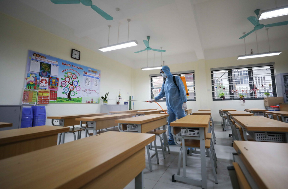  Trường Tiểu học Thanh Trì (quận Hoàng Mai) tiến hành phun khử trùng toàn bộ khuôn viên trường, lớp trong ngày 27/2. (Ảnh: Thanh Tùng/TTXVN)