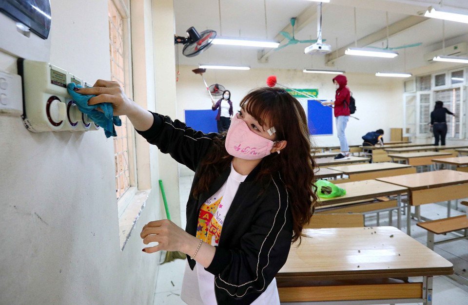 Ngày 27/2 giáo viên, cán bộ nhân viên THCS Nguyễn Tri Phương tổng vệ sinh toàn bộ cơ sở vật chất nhà trường, sát trùng các bề mặt chuẩn bị đón các em học sinh trở lại trường học. (Ảnh: Thanh Tùng/TTXVN)