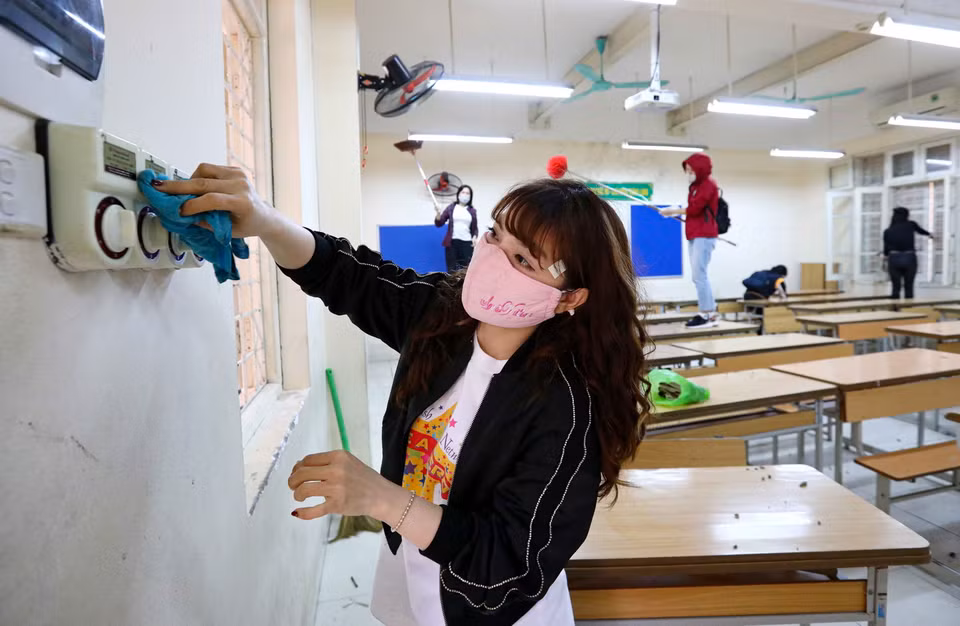 Ngày 27/2 giáo viên, cán bộ nhân viên THCS Nguyễn Tri Phương tổng vệ sinh toàn bộ cơ sở vật chất nhà trường, sát trùng các bề mặt chuẩn bị đón các em học sinh trở lại trường học. (Ảnh: Thanh Tùng/TTXVN)