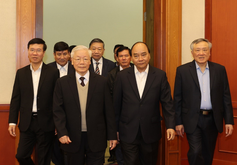 Tổng Bí thư, Chủ tịch nước Nguyễn Phú Trọng, Thủ tướng Nguyễn Xuân Phúc và Thường trực Ban Bí thư Võ Văn Thưởng đến dự buổi gặp mặt. (Ảnh: Trí Dũng/TTXVN)