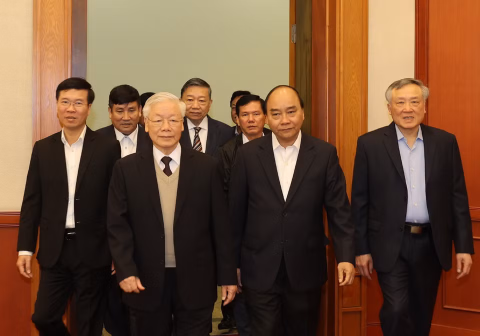 Tổng Bí thư, Chủ tịch nước Nguyễn Phú Trọng, Thủ tướng Nguyễn Xuân Phúc và Thường trực Ban Bí thư Võ Văn Thưởng đến dự buổi gặp mặt. (Ảnh: Trí Dũng/TTXVN)
