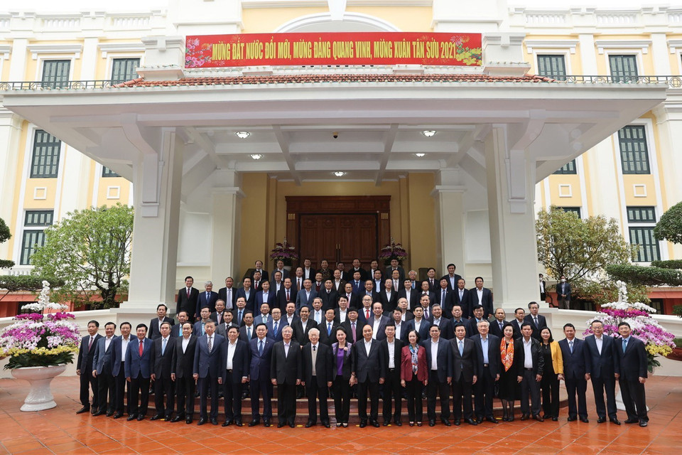 Tổng Bí thư, Chủ tịch nước Nguyễn Phú Trọng, Thủ tướng Nguyễn Xuân Phúc và Thường trực Ban Bí thư Võ Văn Thưởng cùng các đồng chí lãnh đạo nguyên lãnh đạo Đảng, Nhà nước tại buổi gặp mặt. (Ảnh: Trí Dũng/TTXVN)