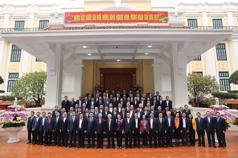 Tổng Bí thư, Chủ tịch nước Nguyễn Phú Trọng, Thủ tướng Nguyễn Xuân Phúc và Thường trực Ban Bí thư Võ Văn Thưởng cùng các đồng chí lãnh đạo nguyên lãnh đạo Đảng, Nhà nước tại buổi gặp mặt. (Ảnh: Trí Dũng/TTXVN)