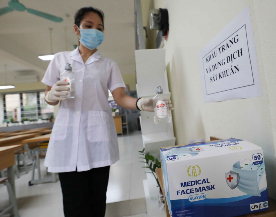 Dung dich rửa tay sát khuẩn, khẩu trang được chuẩn bị đầy đủ cho mỗi lớp học. (Ảnh: Thanh Tùng/TTXVN)