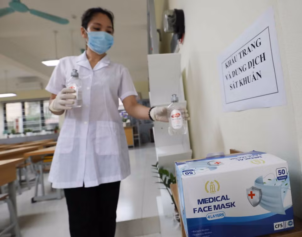 Dung dich rửa tay sát khuẩn, khẩu trang được chuẩn bị đầy đủ cho mỗi lớp học. (Ảnh: Thanh Tùng/TTXVN)