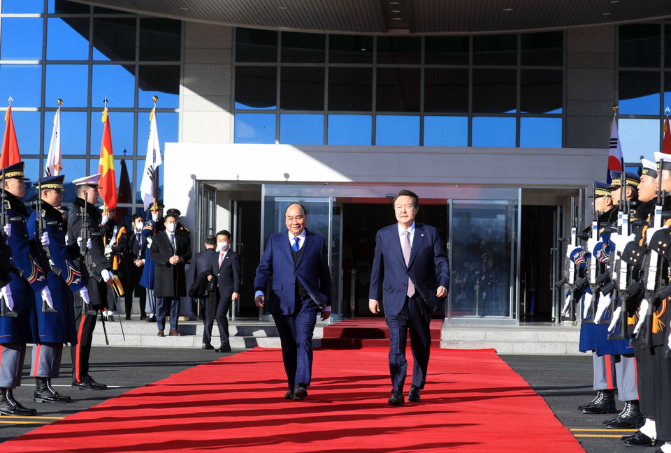 Chủ tịch nước Nguyễn Xuân Phúc và Tổng thống Yoon Suk-yeol tại lễ đón. (Ảnh: Thống Nhất/TTXVN)